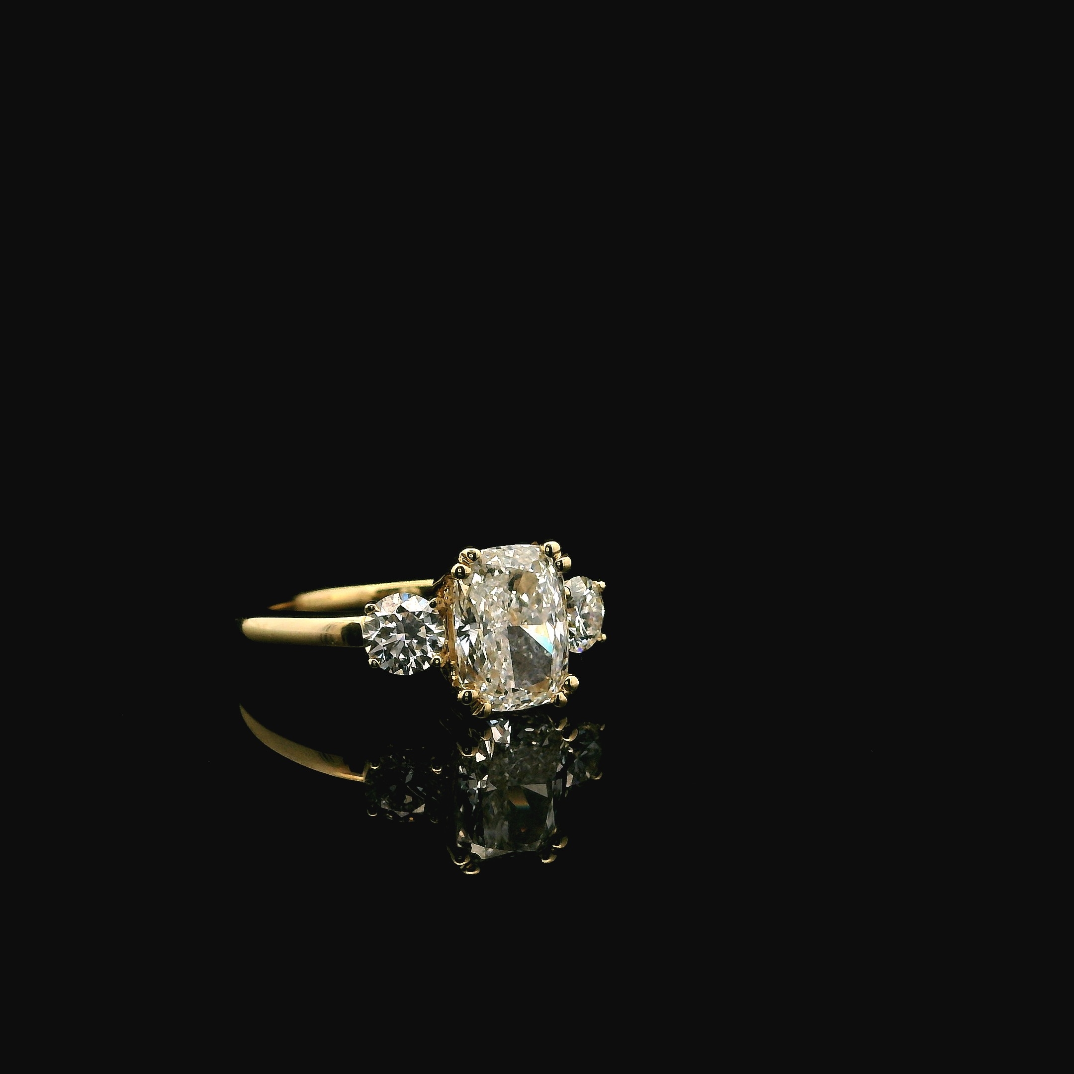 2.56CT 14K YG ELONGATED CUSHION LAB GROWN DIAMOND THREE STONE ENGAGEMENT RING - Image 4