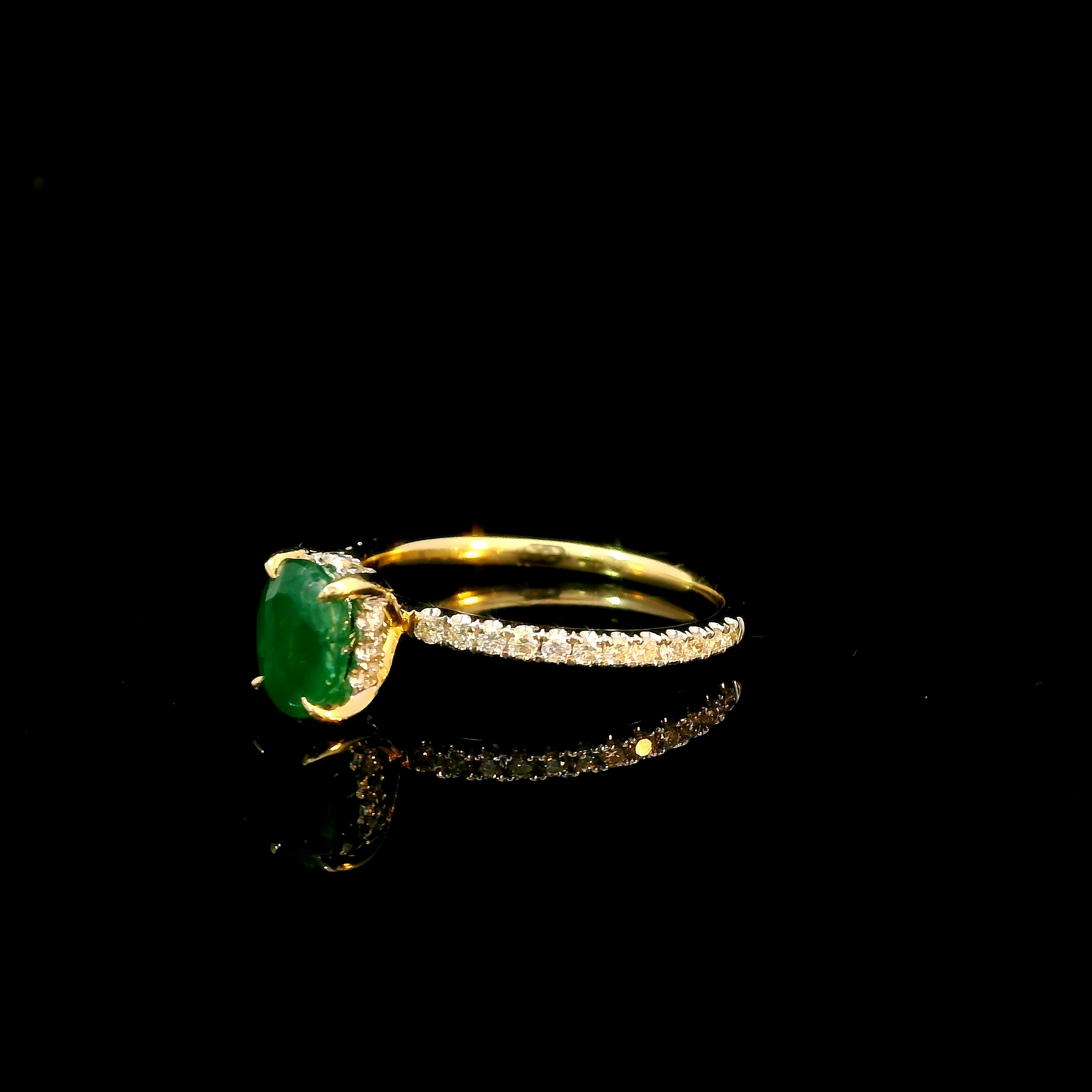 Yellow Gold Solitaire Ring with 0.80ct Oval Emerald 14K 0.30tcw accent diamonds - Image 3